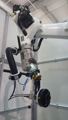 System laserowej szerografi FlawExplorer zamontowany na ramieniu robota